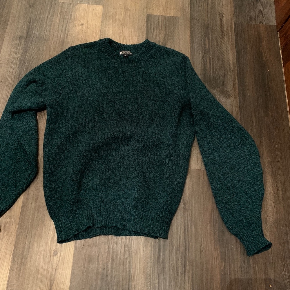 Lands end 85 percent eool 15 percent nylon crew neck sweater. Pre owned. In exce